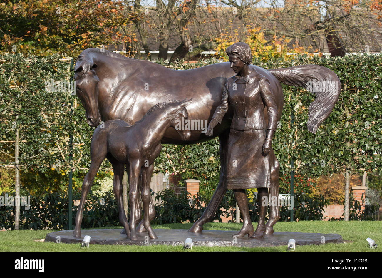 Il nuovo ( 2016 ) statua della regina Elisabetta II e cavalli per festeggiare il suo novantesimo compleanno, Newmarket, Suffolk REGNO UNITO Foto Stock