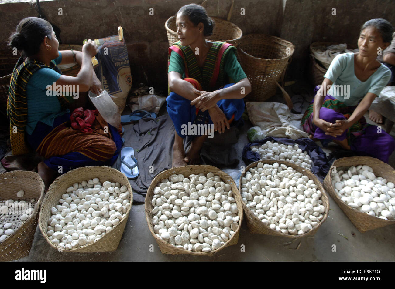 Tribale del Bangladesh le donne a vendere tradizionali piatti locali nel distretto di Bandarban in Chittagong, Bangladesh. Foto Stock