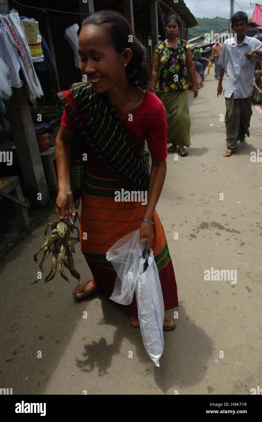 Un bangladese donna tribale vende rane al mercato locale nel distretto di Bandarban in Chittagong, Bangladesh. Foto Stock
