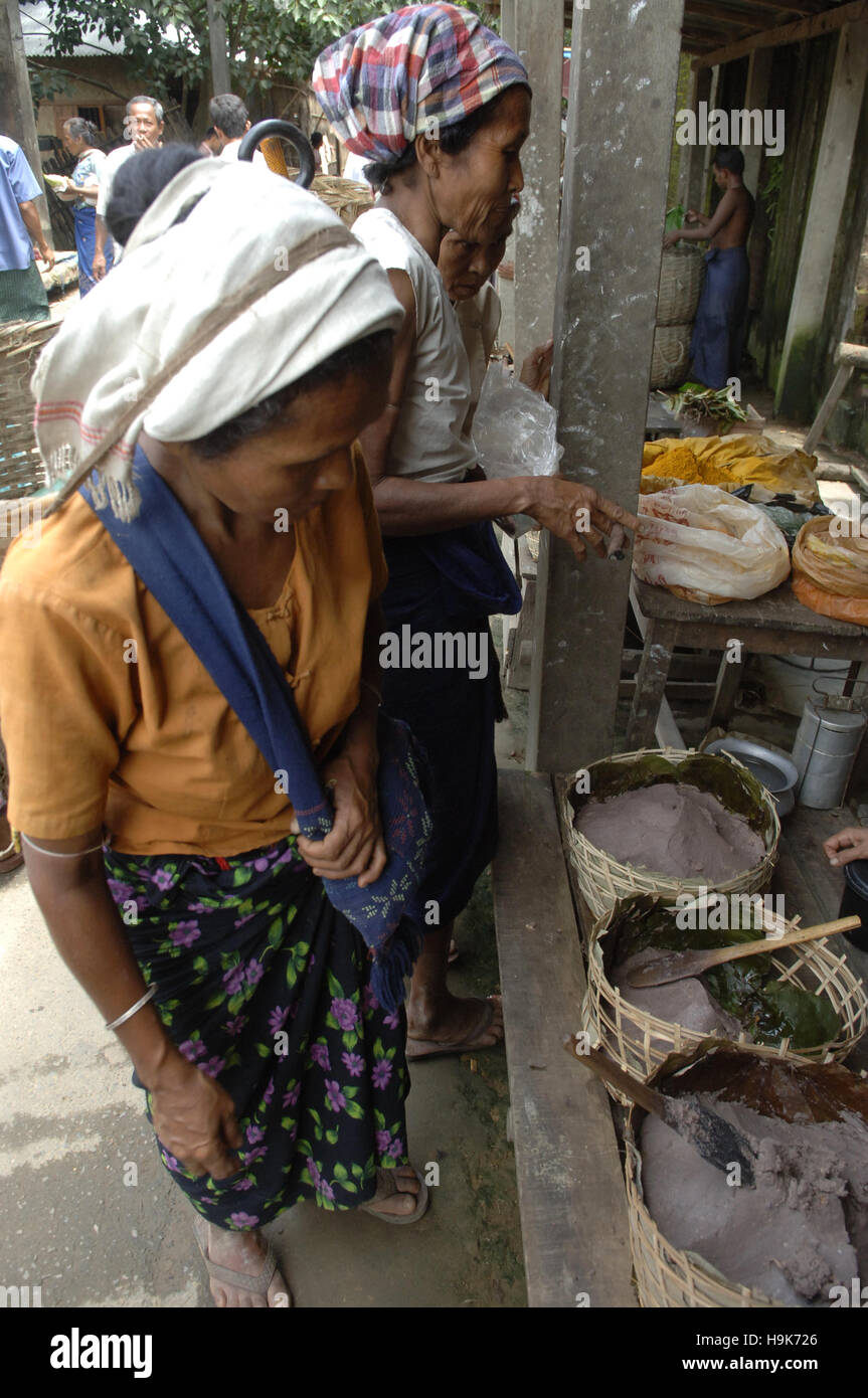 Tribale del Bangladesh le donne a vendere tradizionali piatti locali nel distretto di Bandarban in Chittagong, Bangladesh. Foto Stock