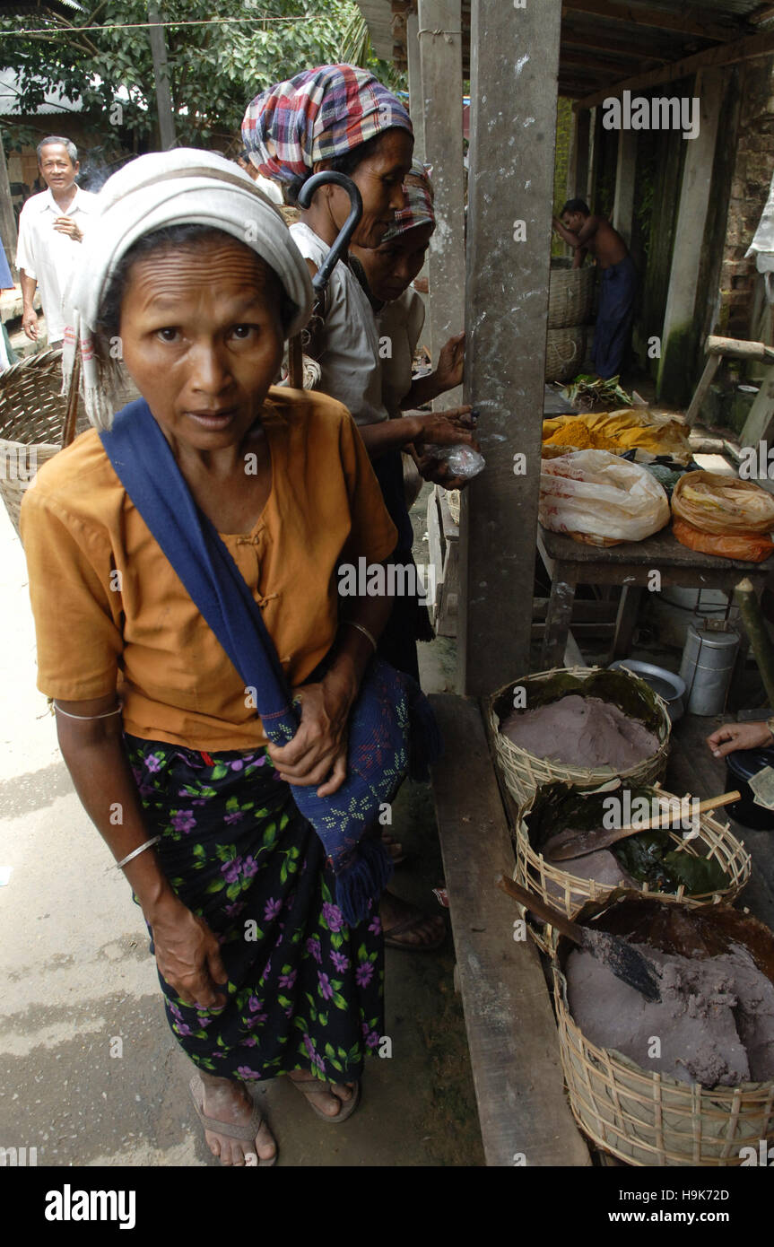 Tribale del Bangladesh le donne a vendere tradizionali piatti locali nel distretto di Bandarban in Chittagong, Bangladesh. Foto Stock