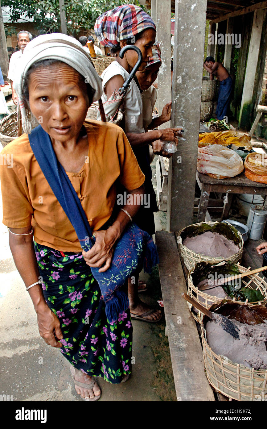 Tribale del Bangladesh le donne a vendere tradizionali piatti locali nel distretto di Bandarban in Chittagong, Bangladesh. Foto Stock