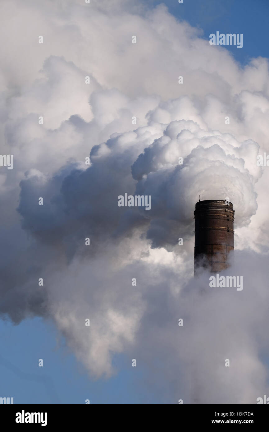 Inquinamento atmosferico da fabbrica nel Nottinghamshire, England, Regno Unito Foto Stock