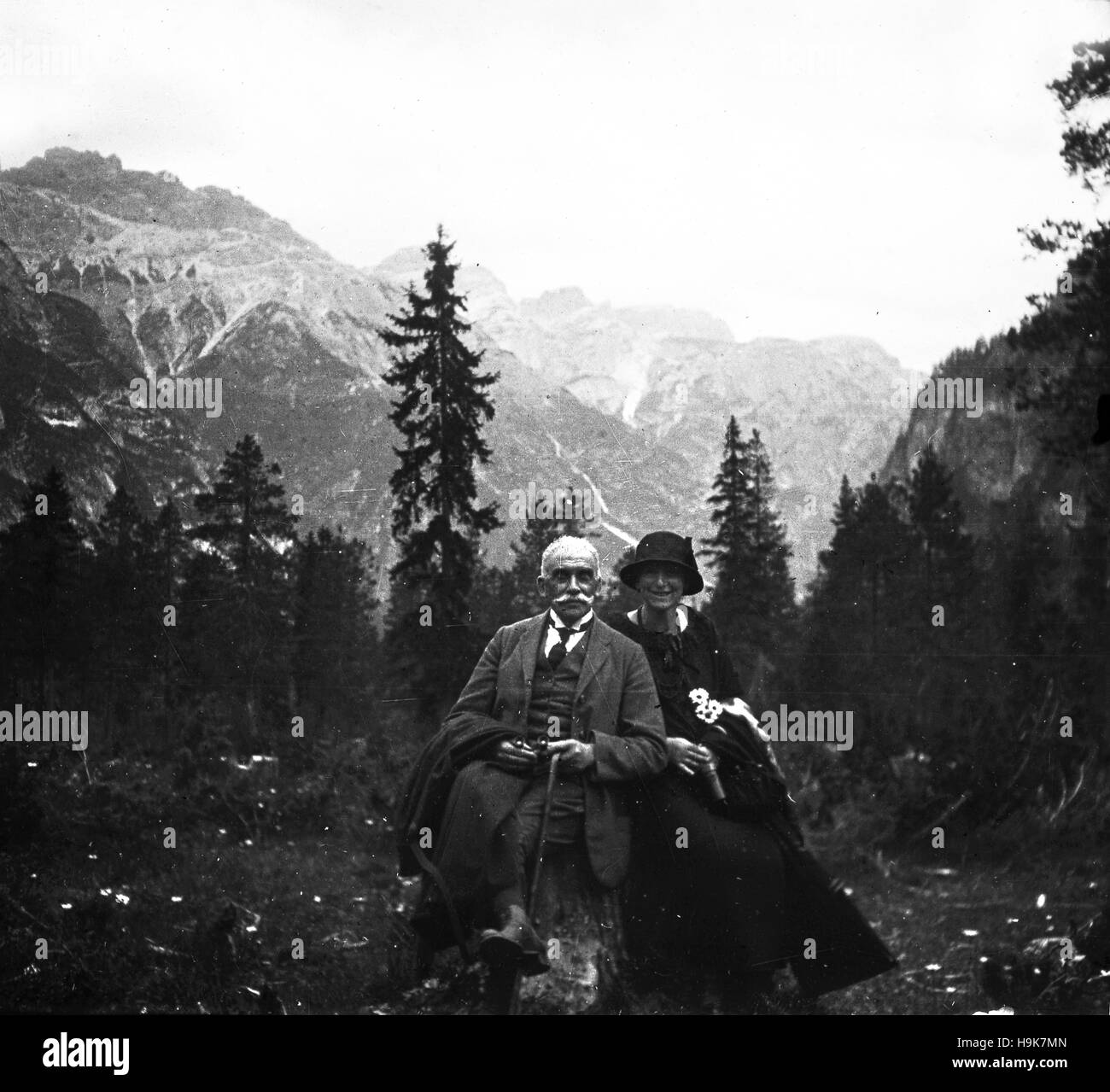 I turisti coppia in vacanza vicino a Tofane regione nelle Dolomiti del nord Italia 1924 Foto Stock