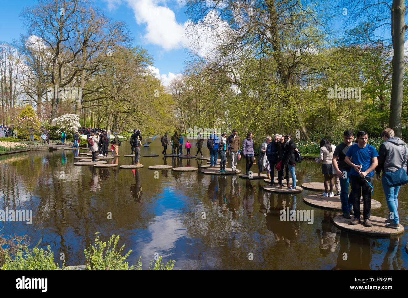 LISSE, Paesi Bassi - 17 Aprile 2016: Sconosciuto turisti che si godono il percorso dell'acqua nei famosi giardini Keukenhof nei Paesi Bassi Foto Stock