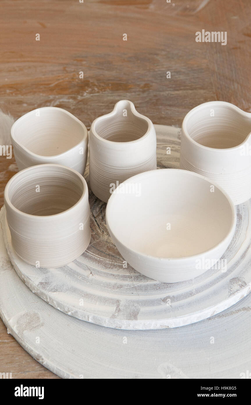 Fatto a mano di argilla prodotti in ceramica in bianco Foto Stock