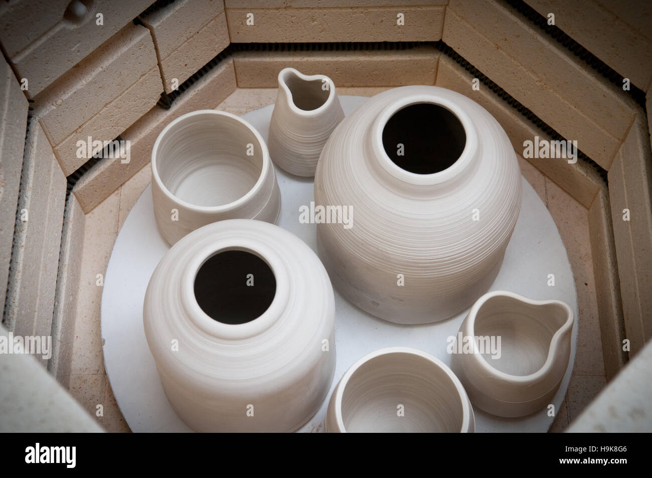 Atelier di ceramica forno pronto per il processo di cottura Foto Stock