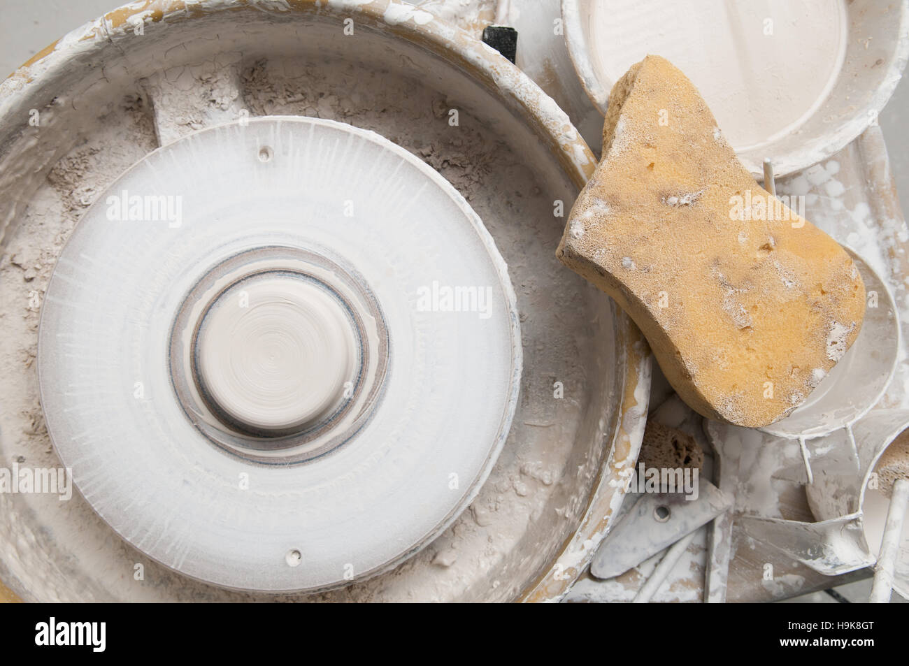 Ruota di ceramiche in studio rendendo i prodotti ceramici Foto Stock