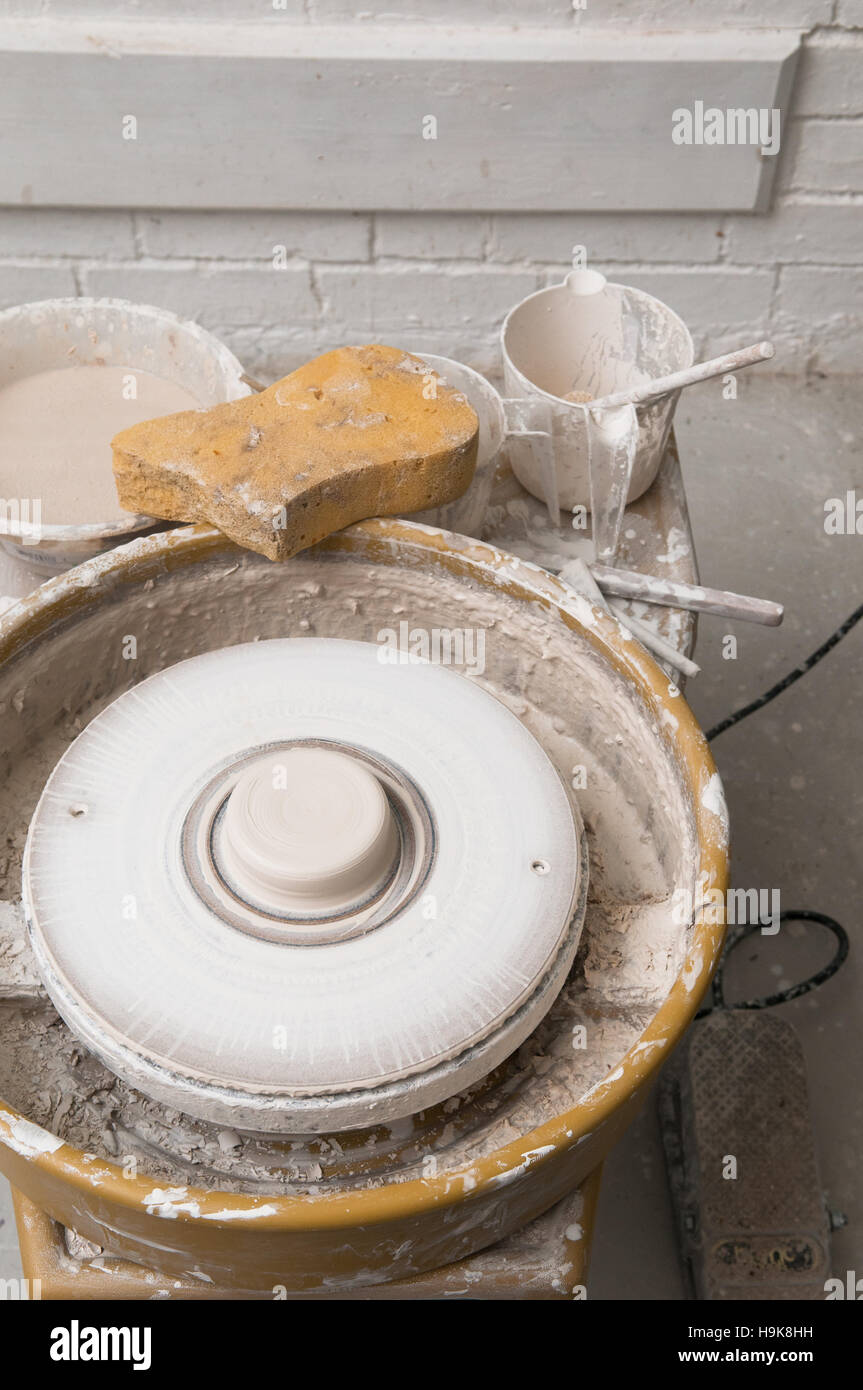 Ruota di ceramiche in studio rendendo i prodotti ceramici Foto Stock