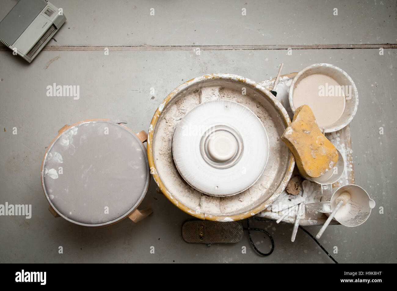 Ruota di ceramiche in studio rendendo i prodotti ceramici Foto Stock