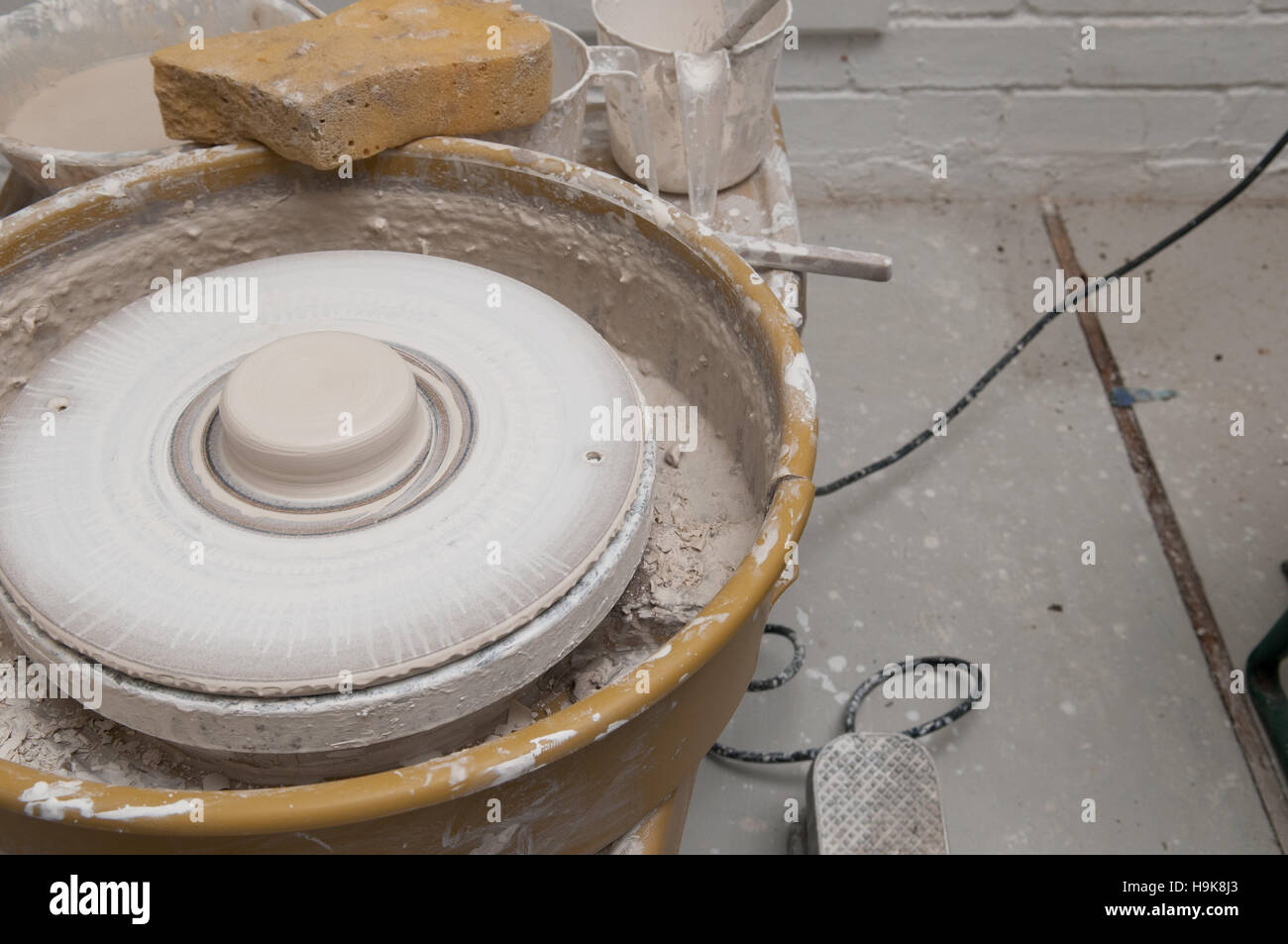 Ruota di ceramiche in studio rendendo i prodotti ceramici Foto Stock