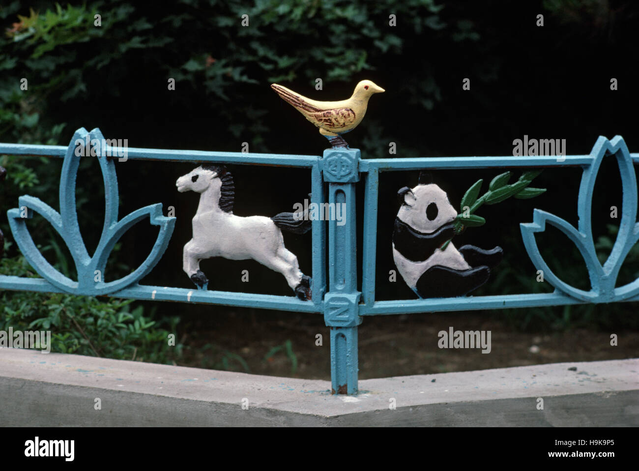 Metallo ornamentale ringhiere con Panda motif, Hangzhou, nella provincia di Zhejiang, Cina Foto Stock