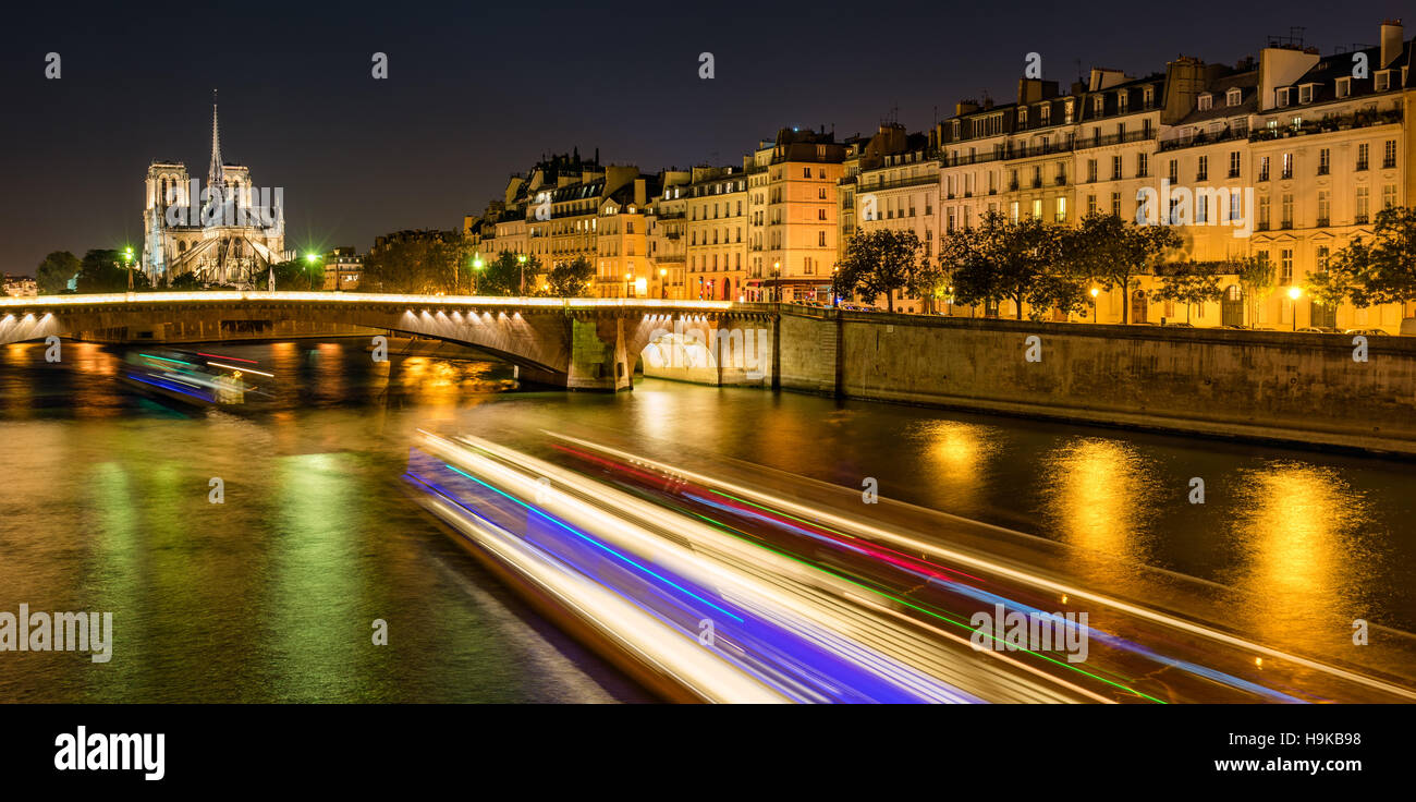 Notre Dame de Paris cathedral illuminato con il Fiume Senna e La Tournelle Bridge. Ile Saint Louis, Parigi, Francia Foto Stock