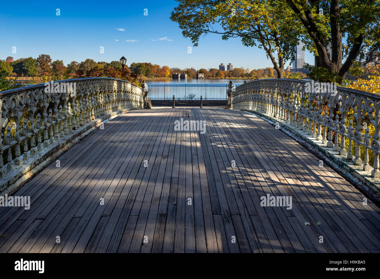 Ponte No. 27 nel parco centrale con vista sul Jacqueline Kennedy Onassis serbatoio a caduta. Upper West Side di New York City Foto Stock