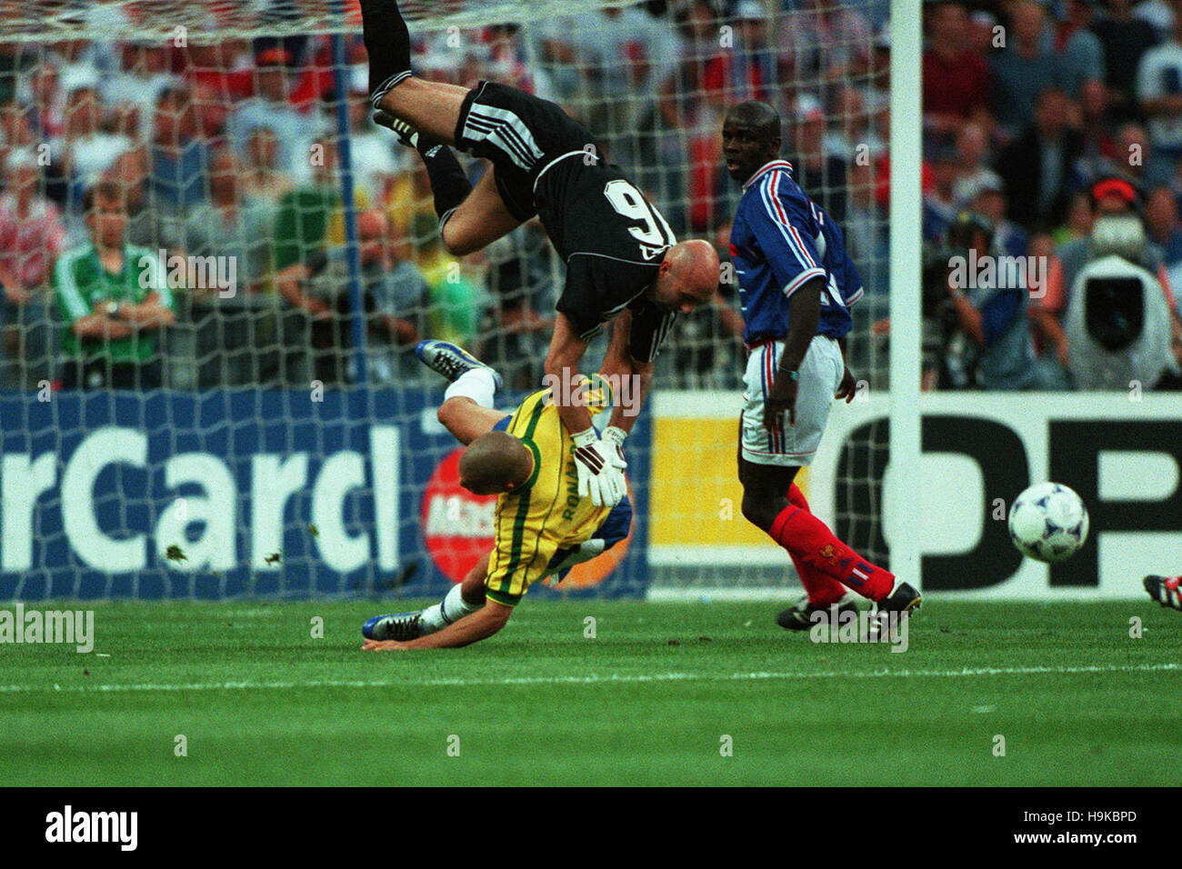 BARTHEZ & RONALDO COLLIDONO BRASILE V FRANCIA 12 Luglio 1998 Foto Stock