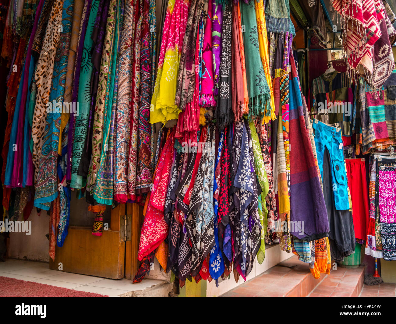Sciarpe multicolore visualizzati in Nepal Foto Stock