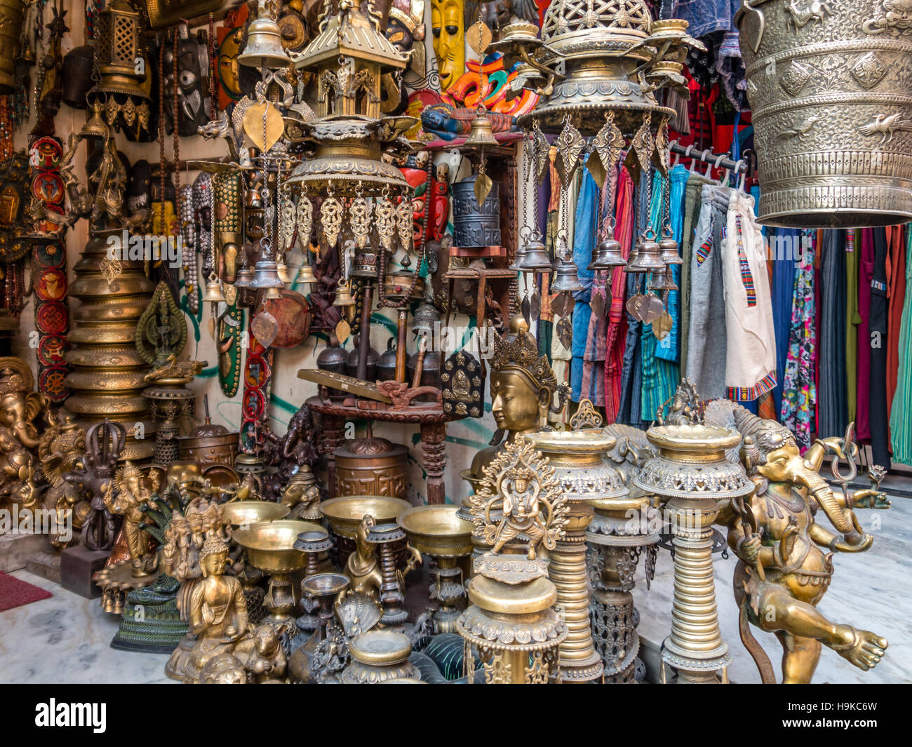 Souvenir di metallo visualizzati in Kathmandu, Nepal Foto Stock