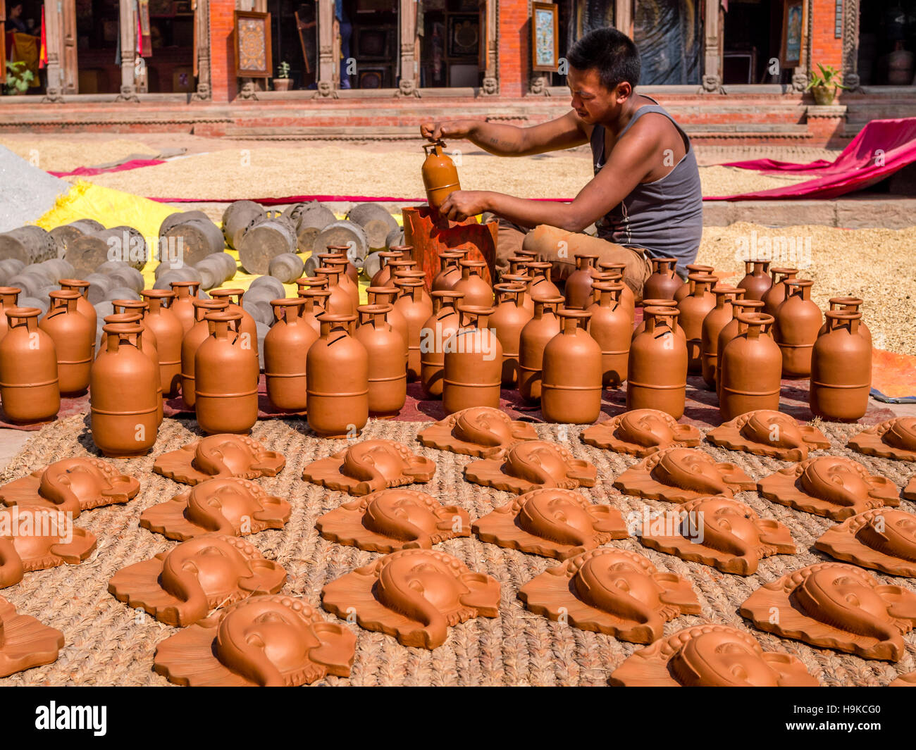 Lavorazione della ceramica artigianale in Bhaktapur è quadrato in ceramica Foto Stock