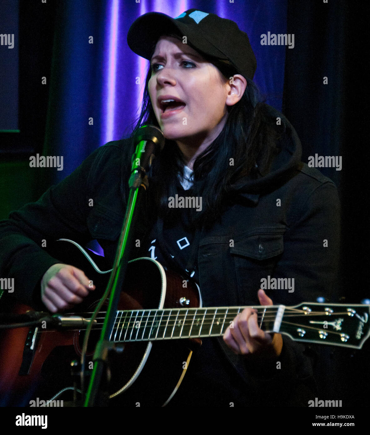 Bala Cynwyd, PA, Stati Uniti d'America. 22 Novembre, 2016. American Singer-Songwriter K.Flay visita Radio 104.5's teatro delle prestazioni. Foto Stock