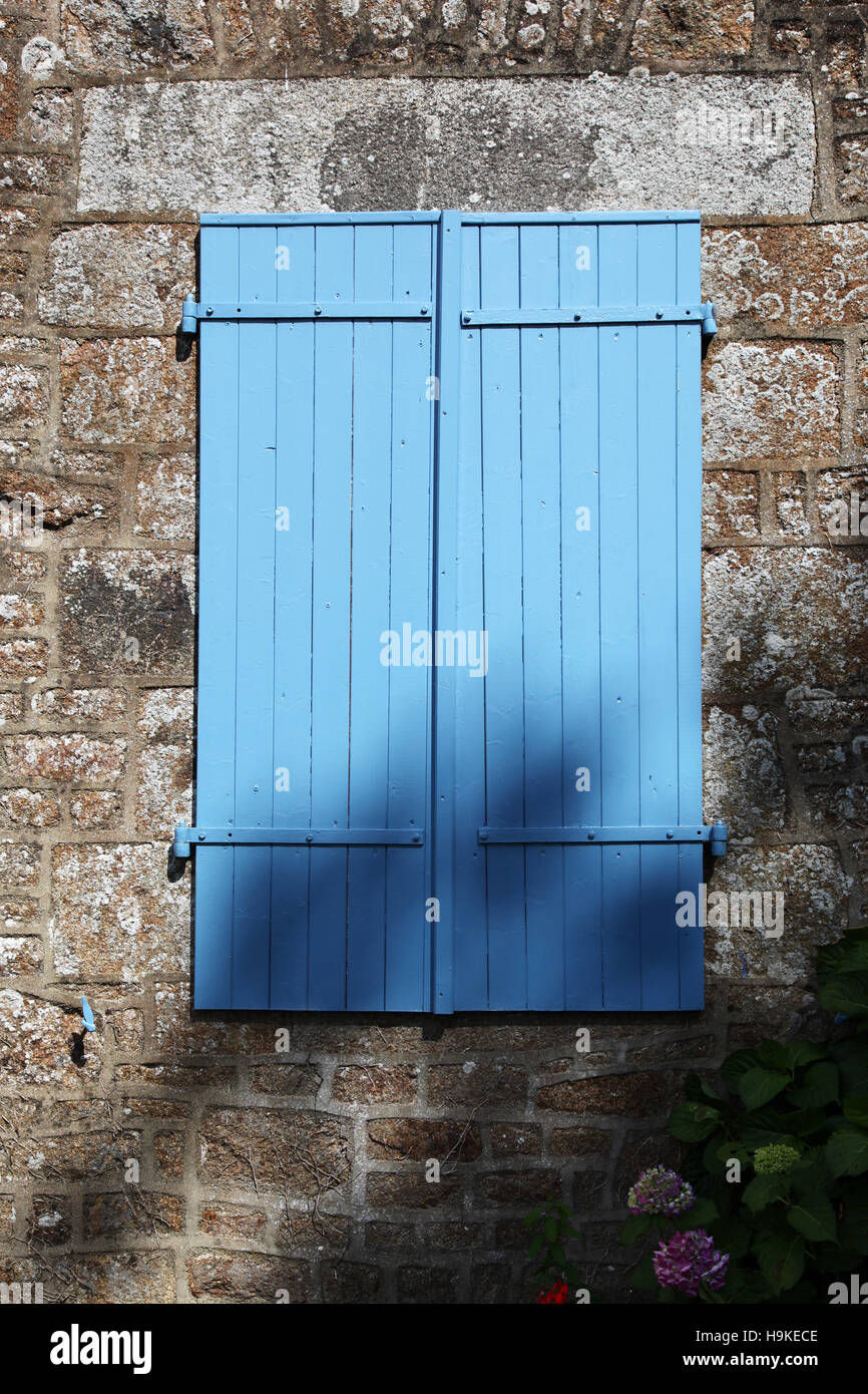 Blu persiane di legno o i contatori di legno chiusa. Si tratta di una casa o casa al mattino Foto Stock