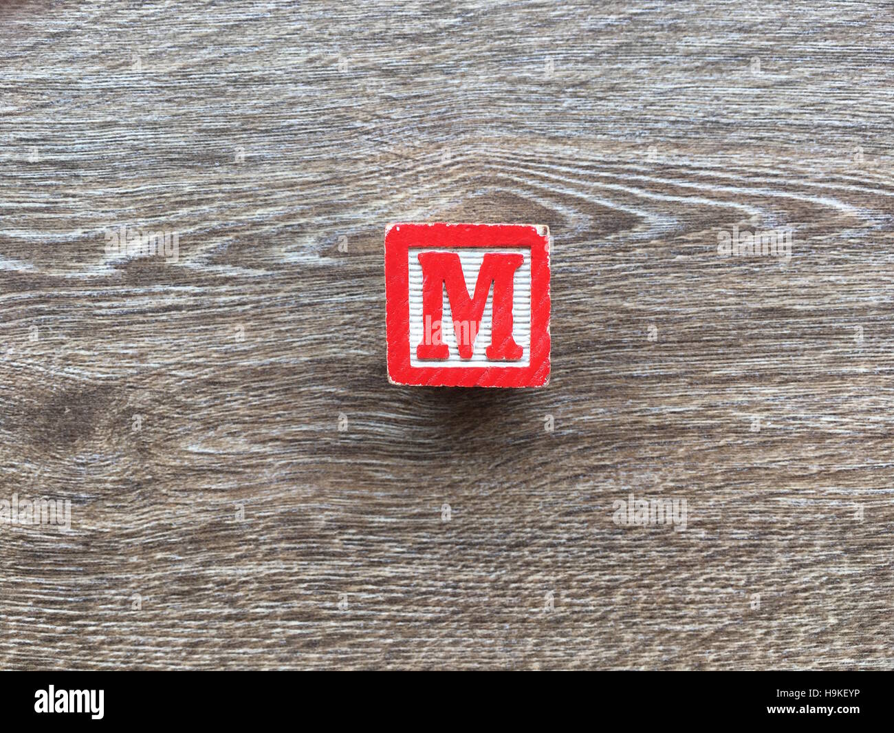 Cubo di legno o di blocco con la lettera M Foto Stock