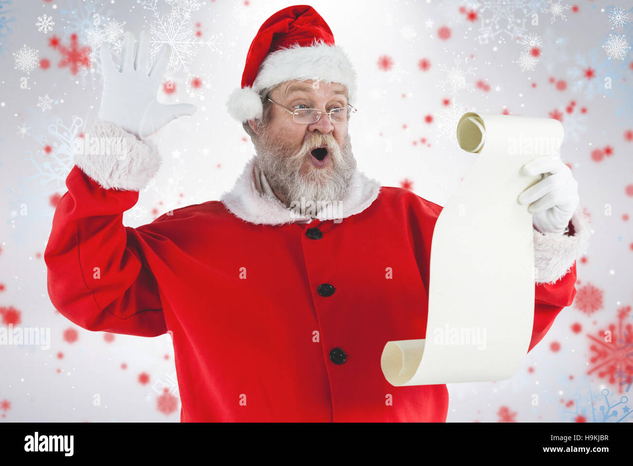 Immagine composita di sorpreso santa claus rendendo viso mentre la lettura di scorrere Foto Stock