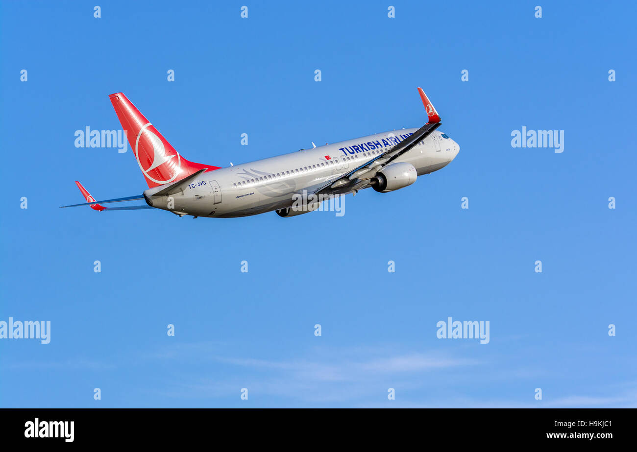 Boeing 737-800 lasciando Riga Aeroporto Internazionale della Lettonia Foto Stock