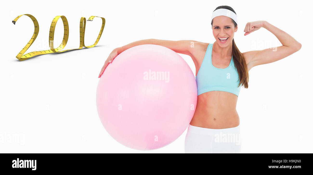 3D'immagine composita di allegro montare donna flettendo i muscoli con sfera di fitness Foto Stock