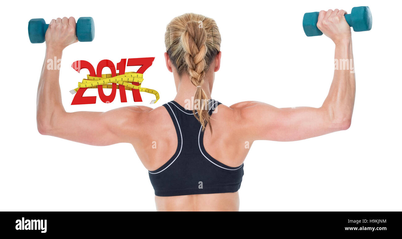 3D'immagine composita di bodybuilder femminile tenendo due manubri con le braccia in alto Foto Stock