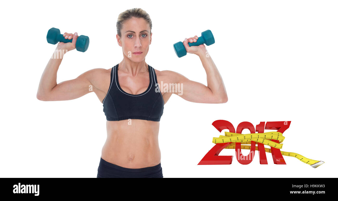 3D'immagine composita di bodybuilder femminile tenendo due manubri con le braccia in alto Foto Stock