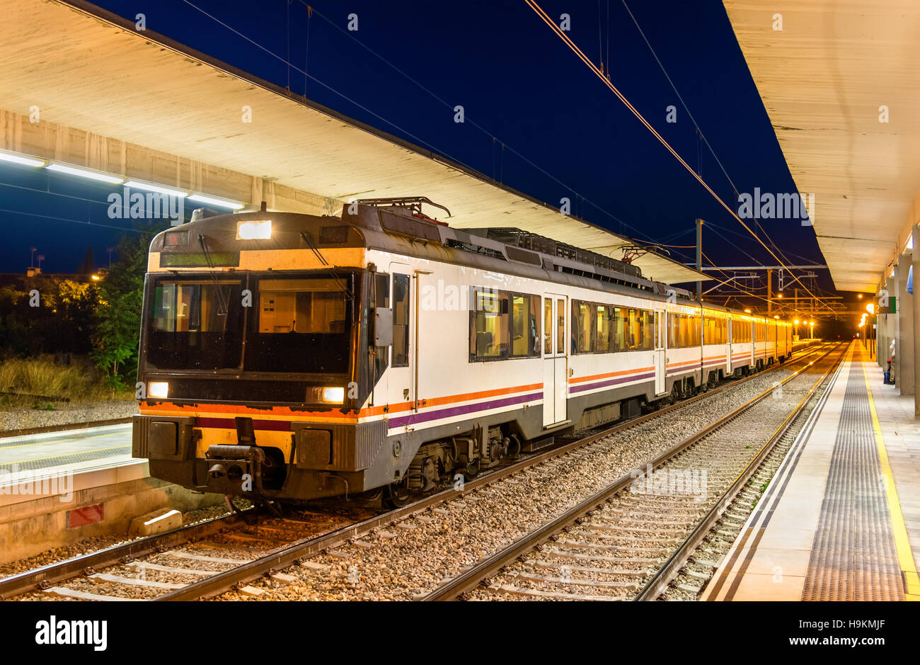 Il treno regionale fino a Tudela de Navarra stazione ferroviaria - Spagna Foto Stock