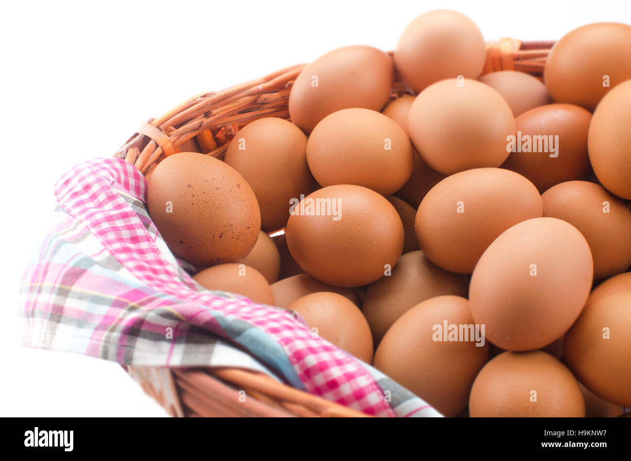 Pollo uova marrone nel cesto di vimini Foto Stock