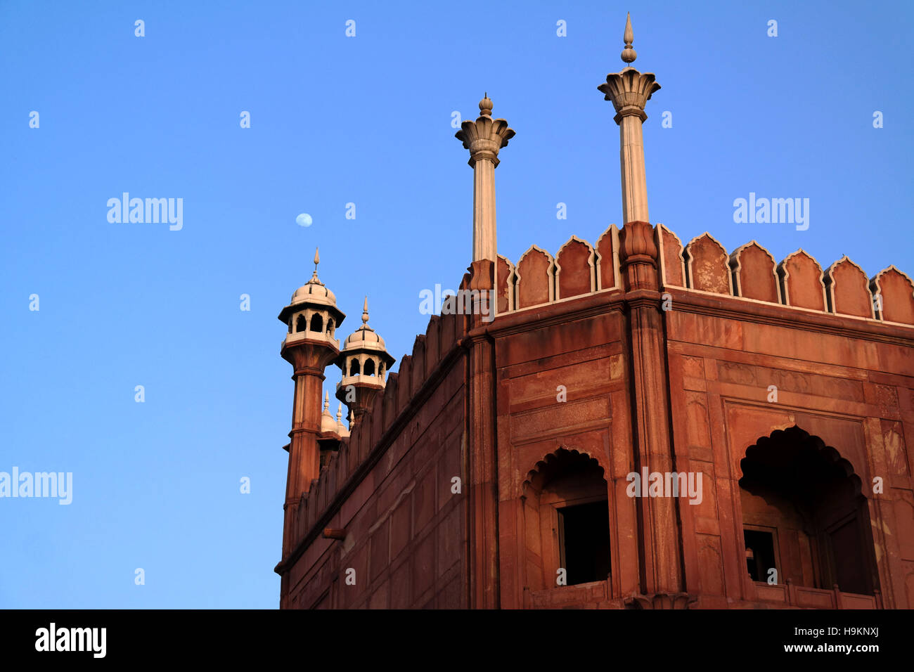 Ore del sorgere oltre i minareti della Jama Masjid, la Vecchia Delhi, India Foto Stock