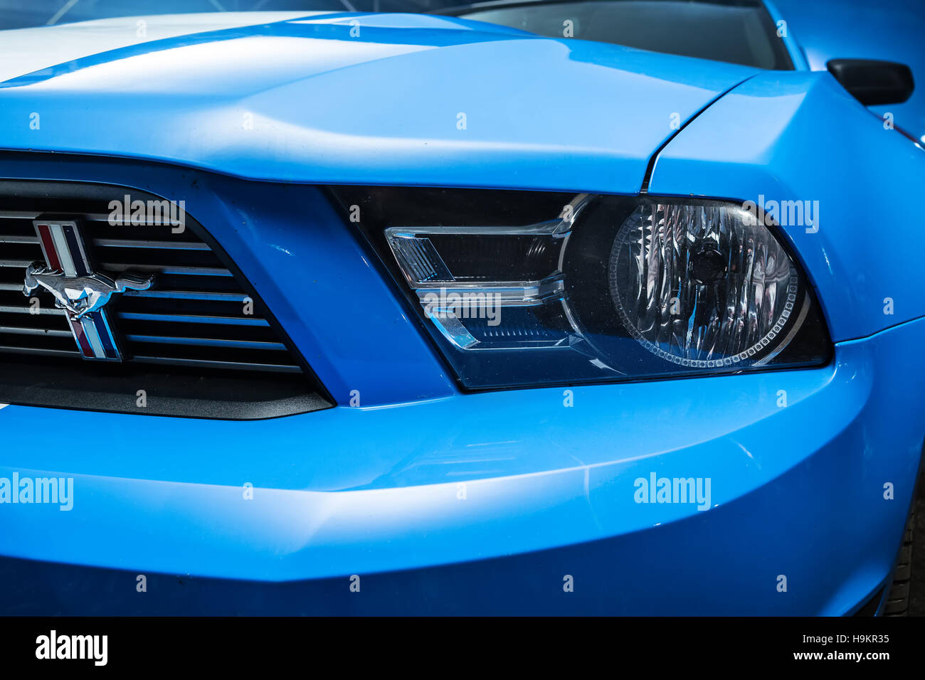 Colore bianco-blu Ford Mustang tuning Foto Stock