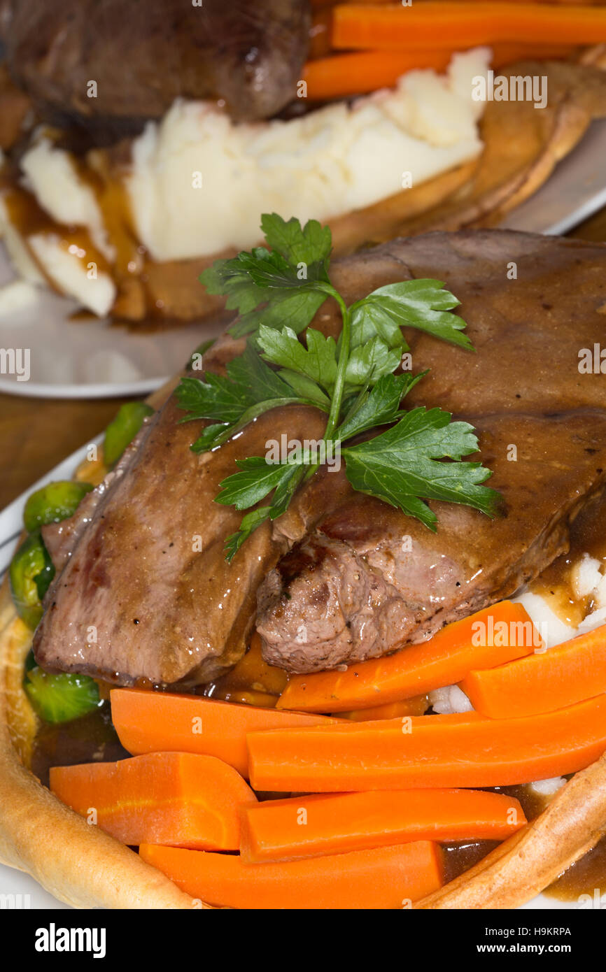 Un pasto a base di carne di cervo scozzese Scamone bistecca con patate, verdure e salsa in un gigante di Yorkshire pudding. Foto Stock