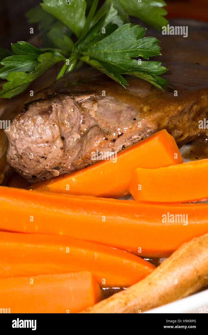 Un pasto a base di carne di cervo scozzese Scamone bistecca con patate, verdure e salsa in un gigante di Yorkshire pudding. Foto Stock