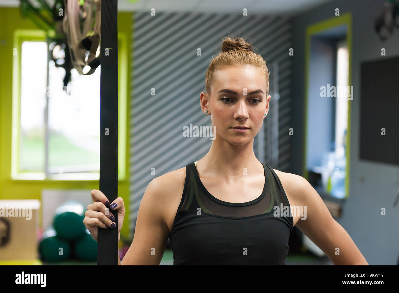 Le donne facendo tirare ups bracci di formazione con trx cinghie fitness nel concetto di palestra di allenamento uno stile di vita sano sport Foto Stock