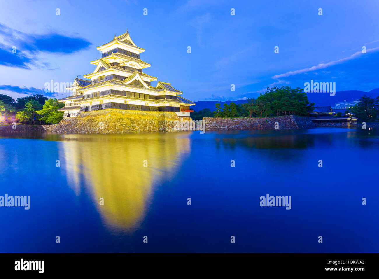 L'entrata del Castello Matsumoto illuminato con luci notturne al blue ora nella Prefettura di Nagano, Giappone Foto Stock