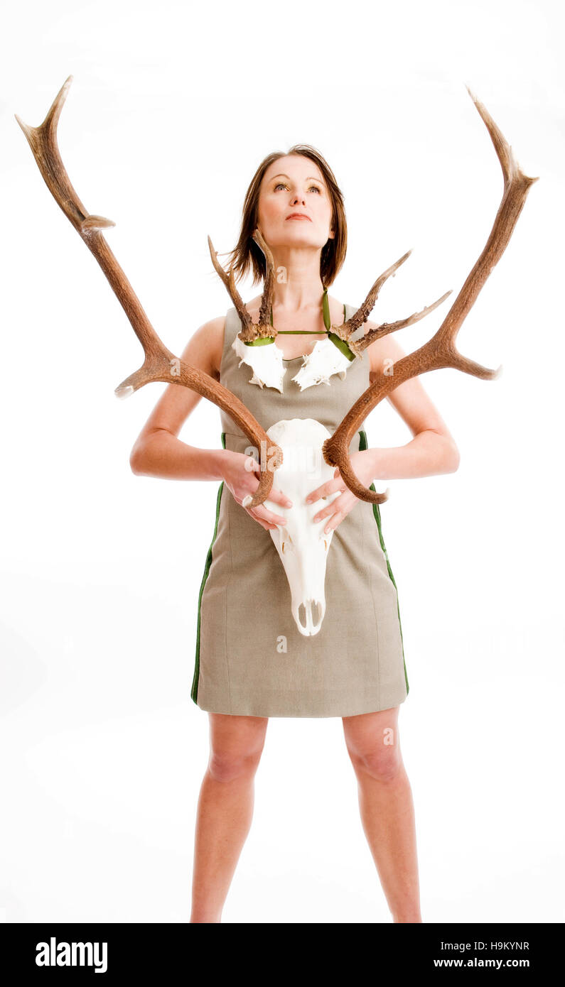Giovane donna che indossa abiti tradizionali con corna di cervo Foto Stock
