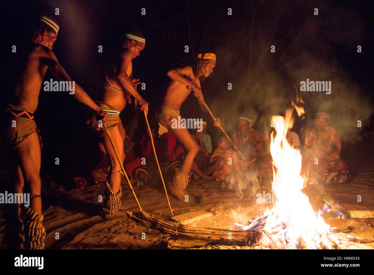 Nativo di uomini in danza rituale, Botswana Foto Stock