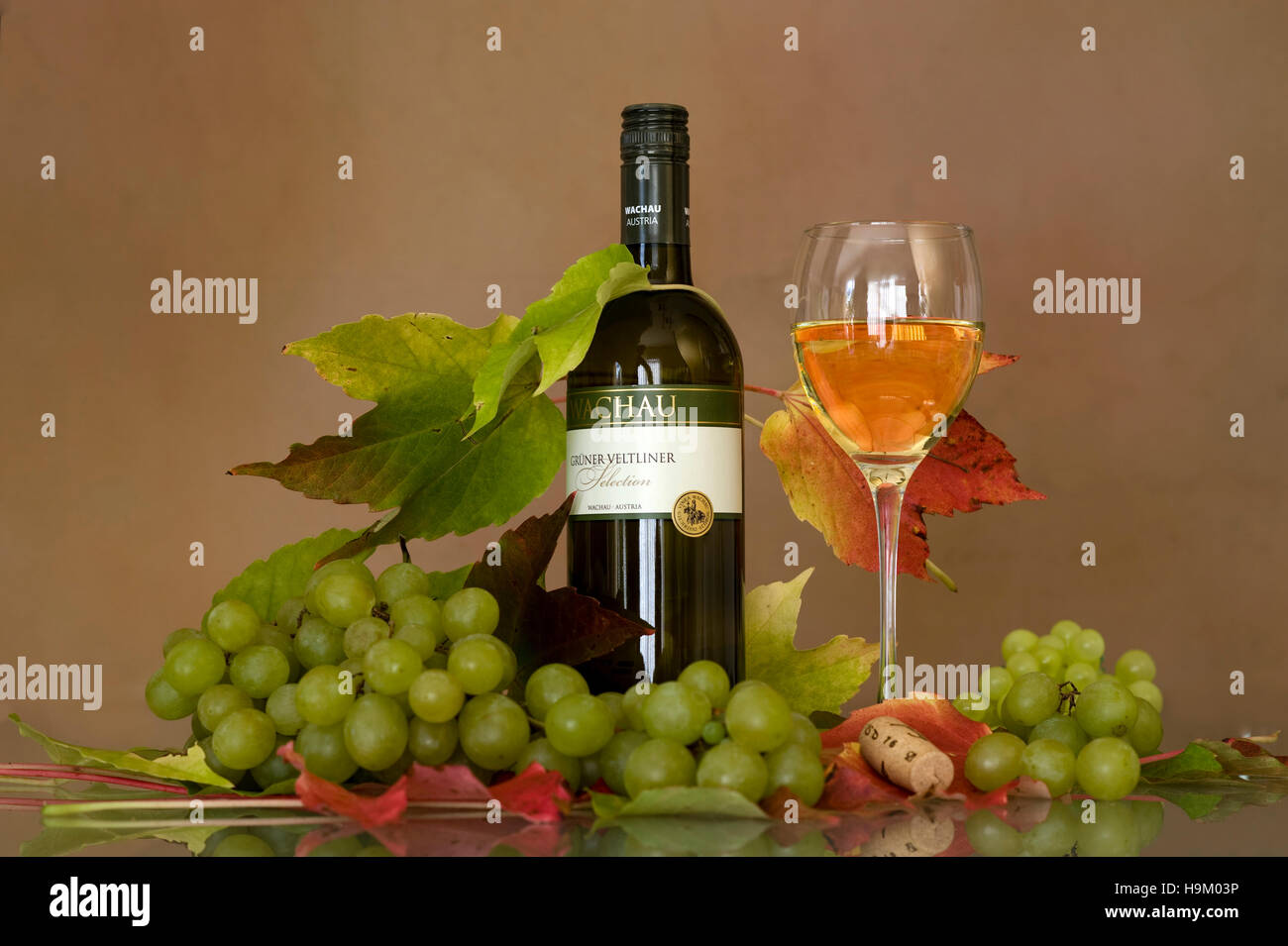 Vino bianco, foglie di vite e uva Foto Stock