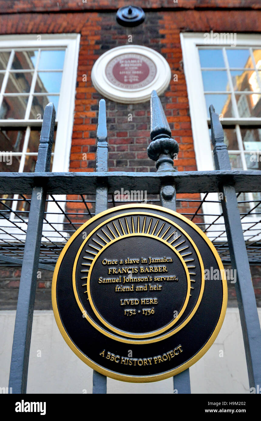 Londra, Inghilterra, Regno Unito. BBC History Project la placca al di fuori del Dottor Samuel Johnson's house a 17 Gough Square in memoria del suo amico ed erede, ex schiavo Fr Foto Stock