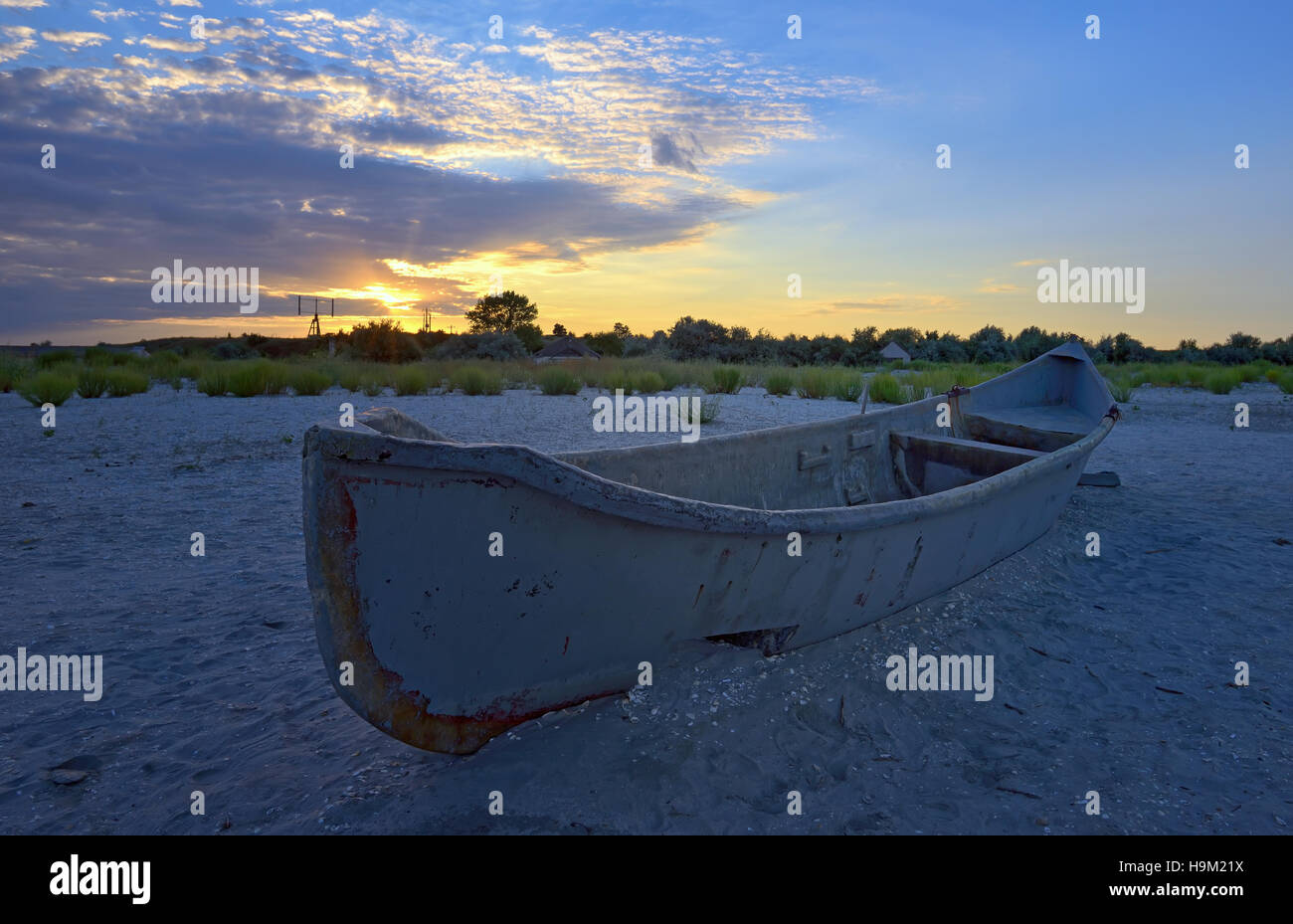 Bel tramonto con barca da pesca Foto Stock