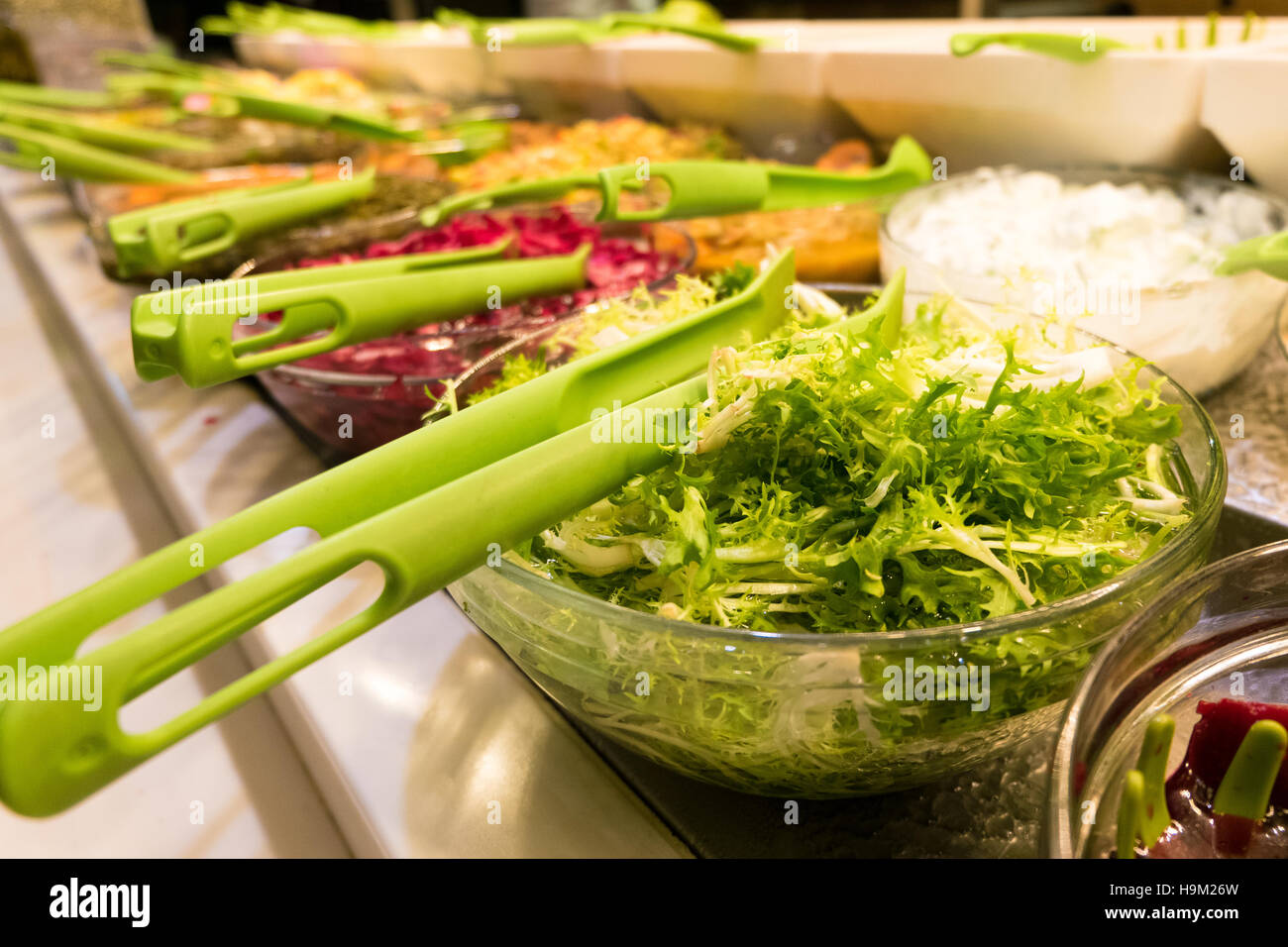 Salad bar con il fuoco selettivo sul verde del veggie ciotola Foto Stock