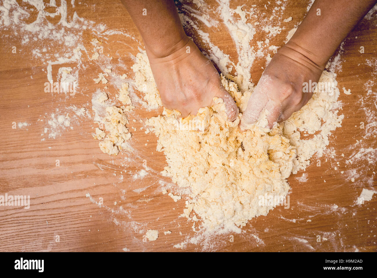 Una donna torta per impastare, panificio. Foto Stock