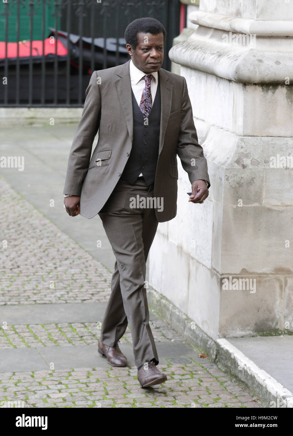 Stephen K Amos arrivando presso l Abbazia di Westminster a Londra per un servizio per commemorare il sessantesimo anniversario del Duca di Edimburgo di regime di premio. Foto Stock