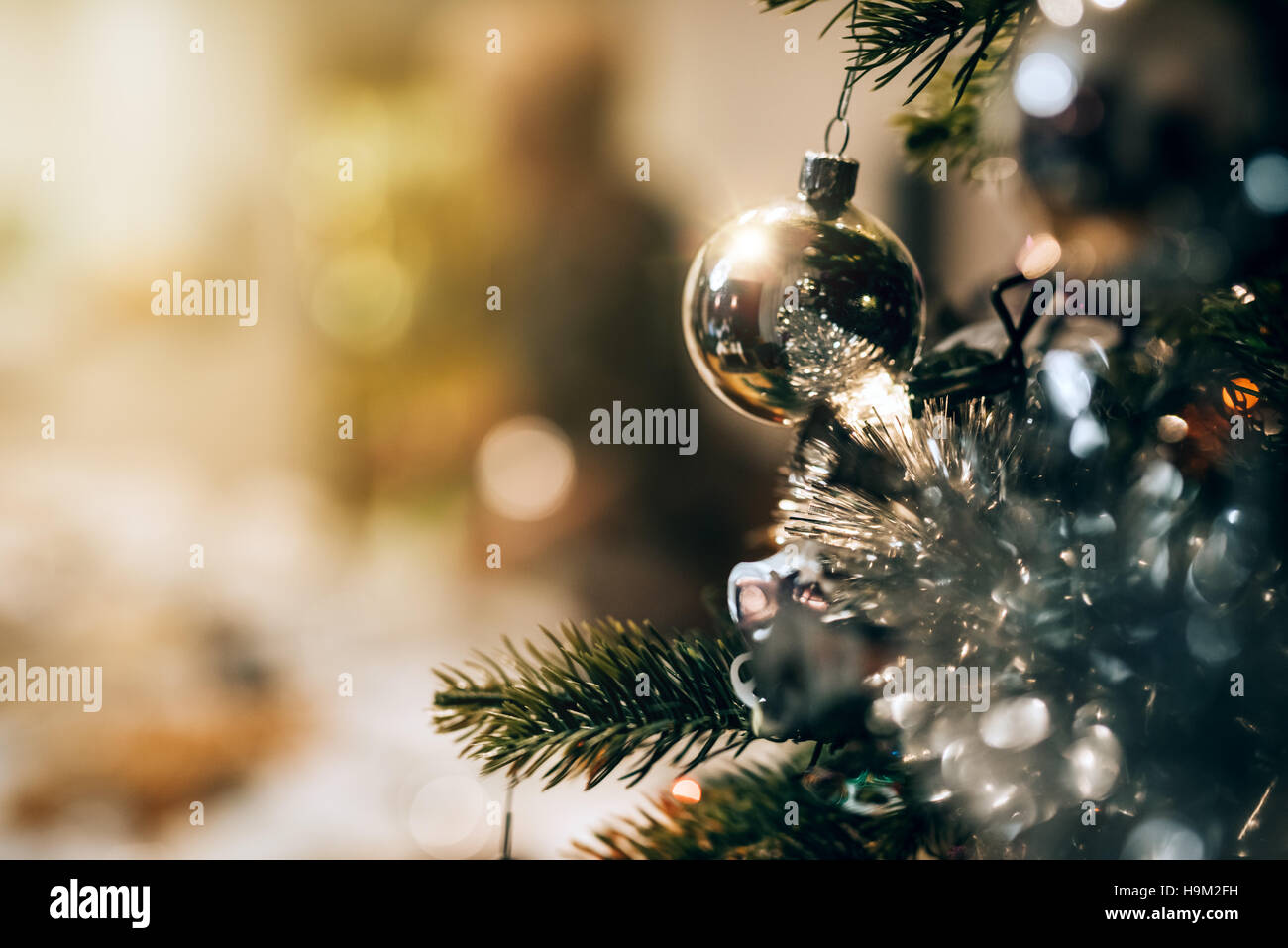 Shining decorazioni su albero di Natale Foto Stock