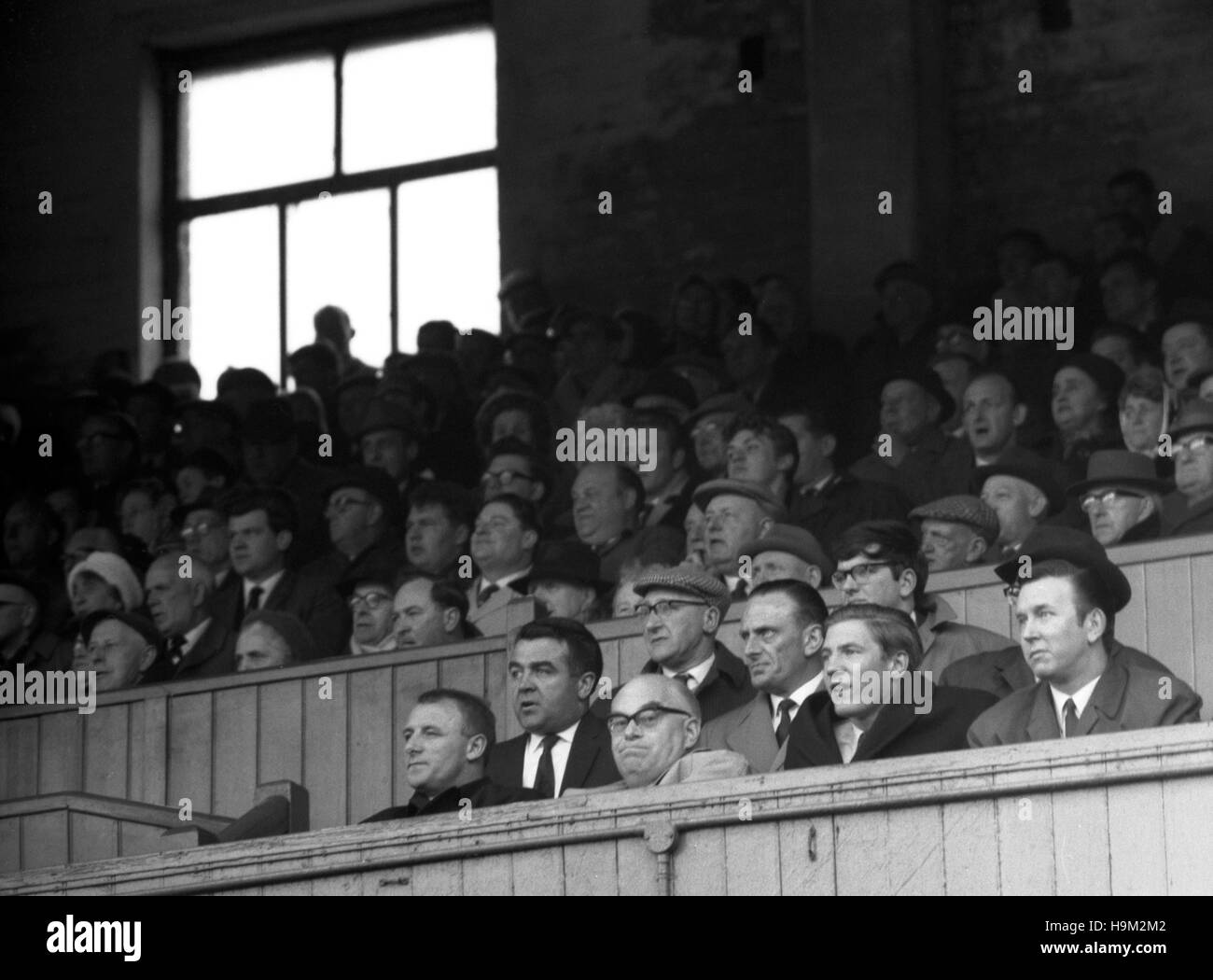 Chelsea manager Tommy Docherty (in primo piano a sinistra) orologi intensamente come il suo nuovo look del team combattere una battaglia persa contro Burnley a Turf Moor. Chelsea, prive di sette o i loro giocatori abituali grazie ad azione disciplinare da Docherty, subì un 6-2 perdita che ha sferrato un colpo di frantumazione per la loro classifica di campionato speranze. Foto Stock