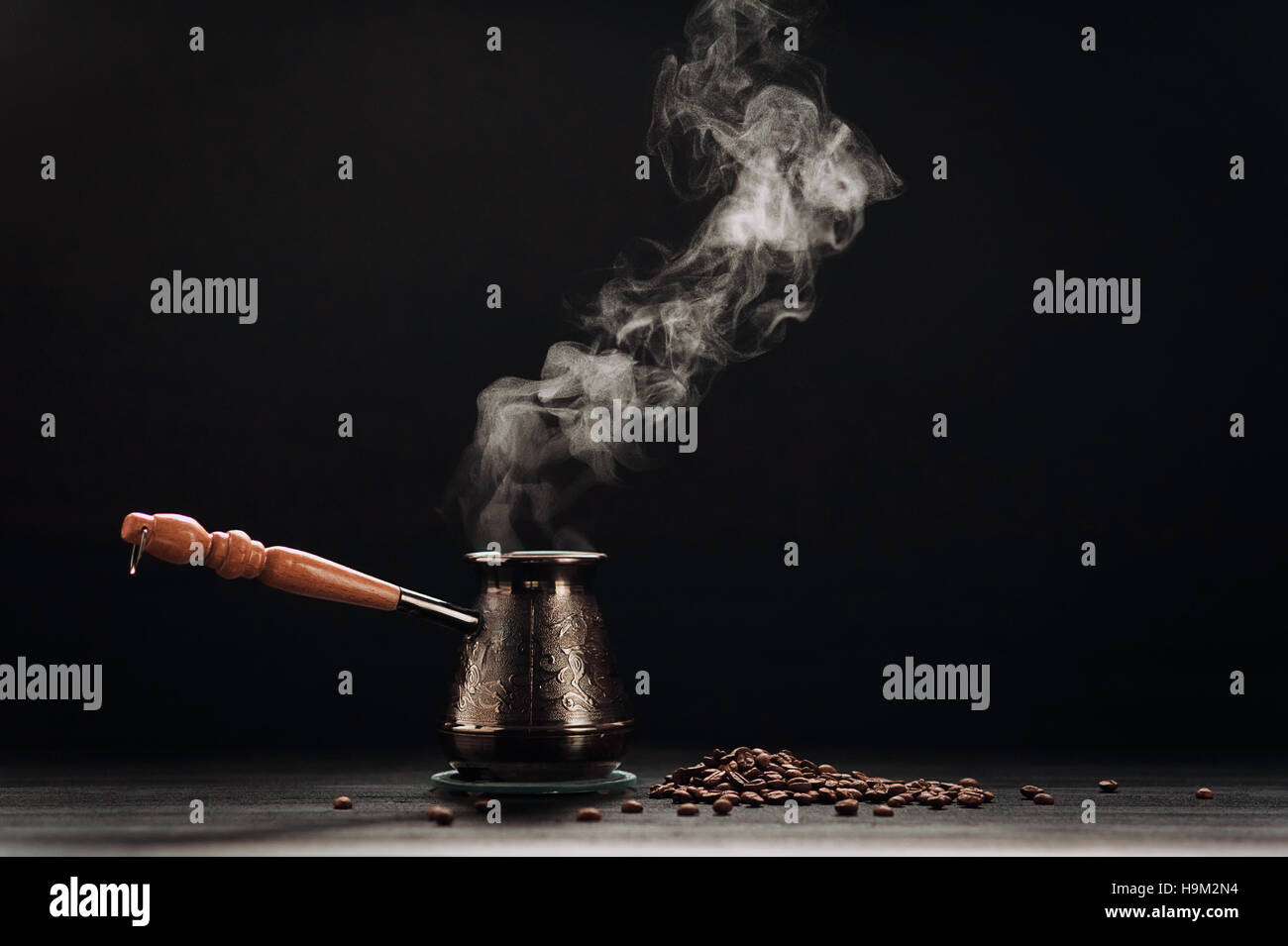 Hot cereali, caffè nero in Turku, con vapore su uno sfondo Foto Stock