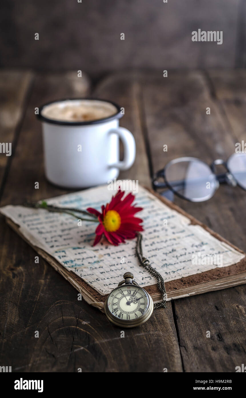 Vintage orologio da tasca con tazza di caffè sul vecchio sfondo di legno Foto Stock